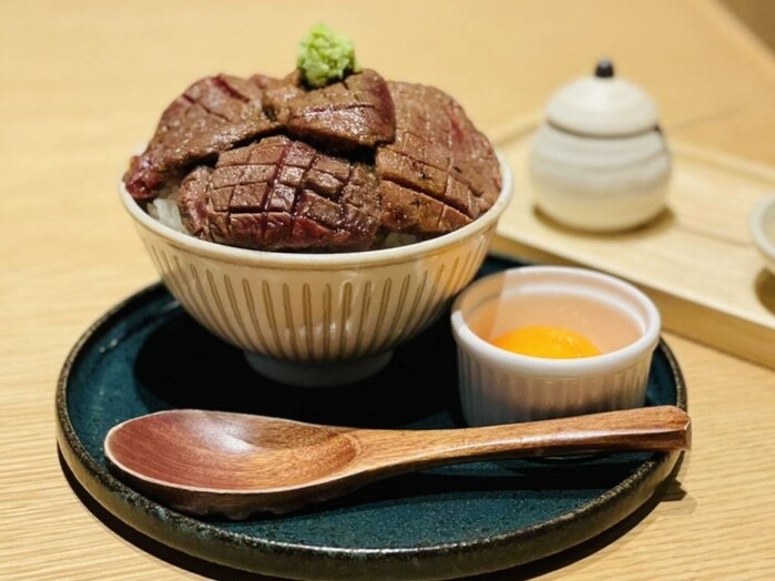 土日限定★馬肉ステーキ丼 1,380円（お味噌汁、漬物付き）